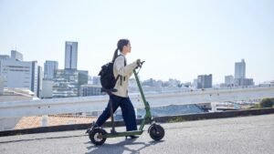 Vége a szürkezónának: Így szabályozza az új KRESZ az elektromos rollereket 2026-tól