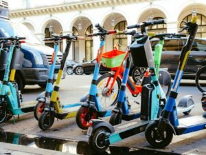 Elektromos kerékpár vagy elektromos roller? Így válassz városi közlekedéshez