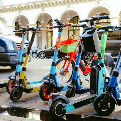 Elektromos kerékpár vagy elektromos roller? Így válassz városi közlekedéshez