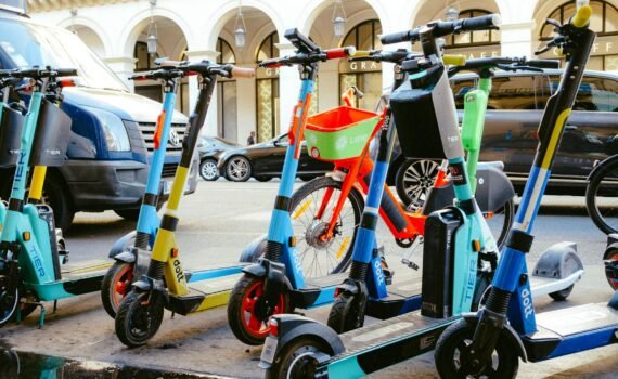 Elektromos kerékpár vagy elektromos roller? Így válassz városi közlekedéshez
